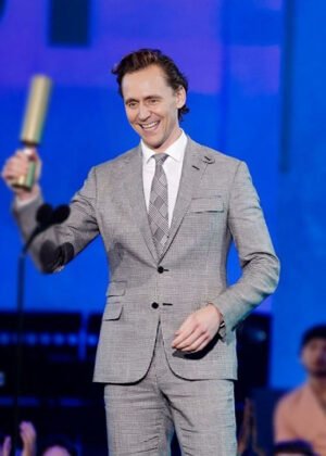 tom hiddleston 49th people's choice awards suit